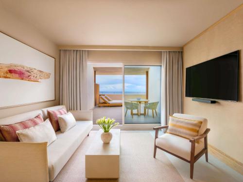 3 BEDROOM SEA VIEW SUITE 3 King with Pool and Hot Tub - 290sm, full kitchen, living area
