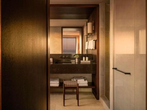 3 BEDROOM SEA VIEW SUITE 3 King with Pool and Hot Tub - 290sm, full kitchen, living area