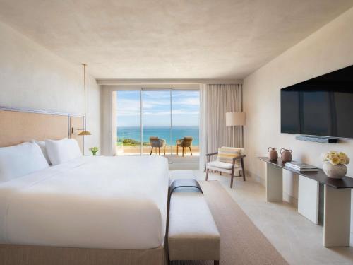 SIGNATURE SEA VIEW 1 BEDROOM SUITE King - 90sm, living area, separate bedroom, outdoor terrace