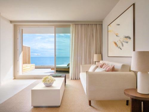 SIGNATURE SEA VIEW 1 BEDROOM SUITE King - 90sm, living area, separate bedroom, outdoor terrace
