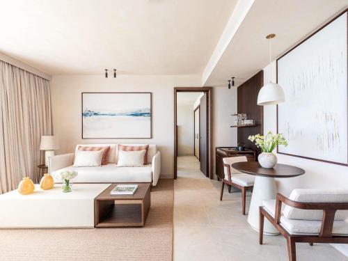 SIGNATURE SEA VIEW 1 BEDROOM SUITE King with Pool - 190sm, living area, separate bedroom