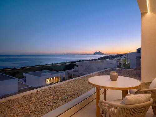 SIROCO 4 BEDROOM VILLA 4 King - 720sm, Sea view, private pool, full kitchen, living room