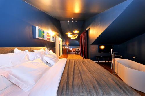 Deluxe King Suite