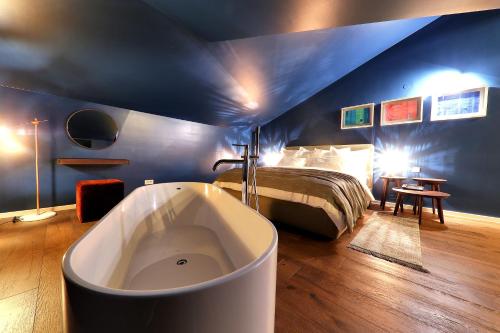 Deluxe King Suite