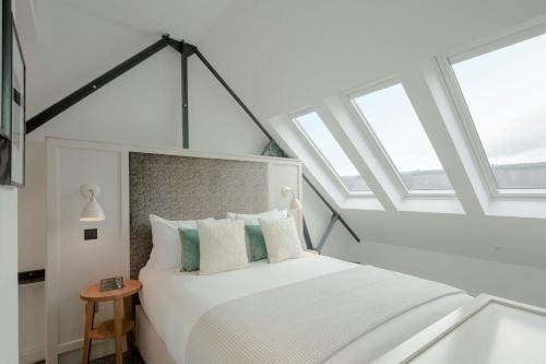 One-Bedroom Loft Double Suite with Sofa Bed and City View