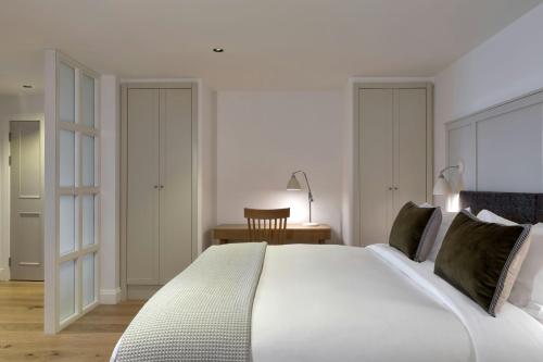 One-Bedroom King Suite with Sofa Bed and City View