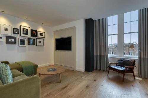 One-Bedroom King Suite with Sofa Bed and City View