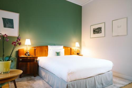 Standard Queen Room with City View