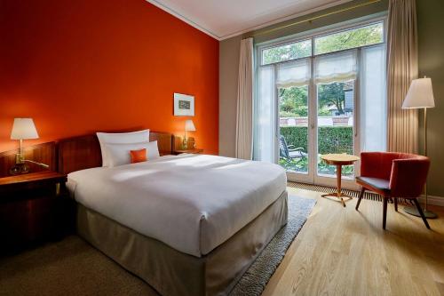 Standard Queen Room with City View