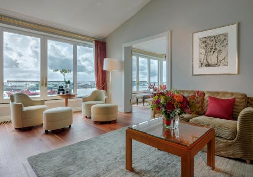 Standard Queen Room with City View