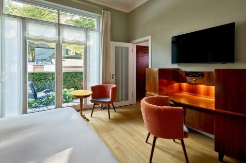 Standard Queen Room with City View