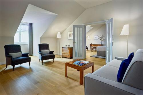 Double Suite with Sofa Bed and City View
