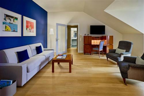 Double Suite with Sofa Bed and City View