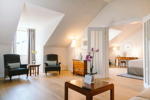 Double Suite with Sofa Bed and City View