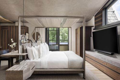 Windows Six Bedroom Residence