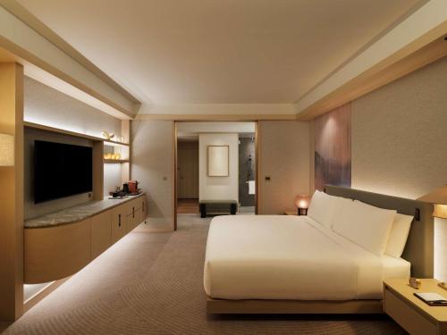 Fairmont King Room with Bay View - High Floor