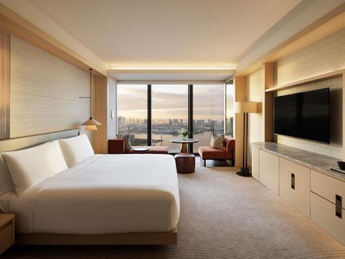 Fairmont King Room with Bay View - High Floor
