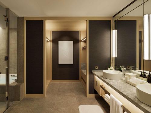 Fairmont Gold Signature King Room with Lounge Access and Skyline View