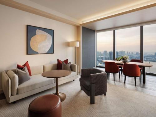 Fairmont Gold Signature King Suite with Lounge Access and Skyline View