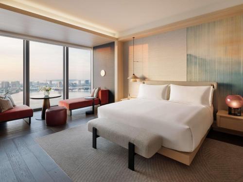 Fairmont Gold Signature King Suite with Lounge Access and Skyline View