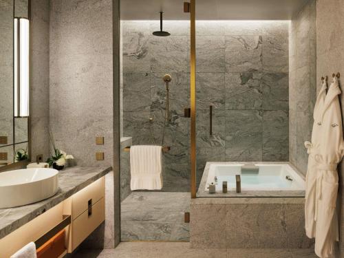 Fairmont Gold Signature King Suite with Lounge Access and Skyline View