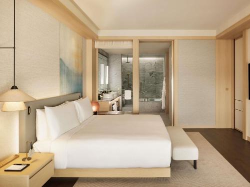 Fairmont Gold Signature King Suite with Lounge Access and Skyline View