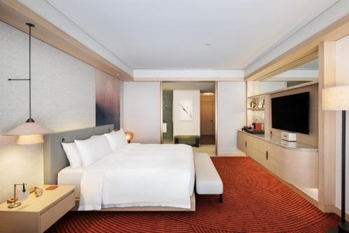 Fairmont Gold Twin Room with Skyline View