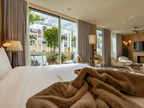 Contemporary Suite with Balcony
