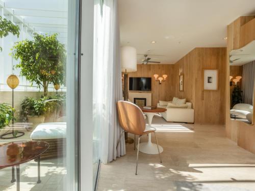 Contemporary Suite with Balcony