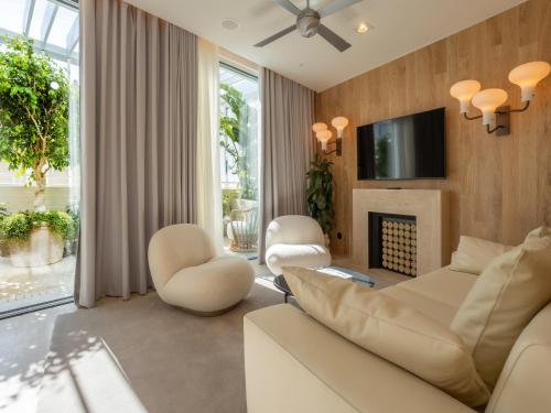 Contemporary Suite with Balcony