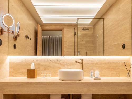 Contemporary Suite with Balcony
