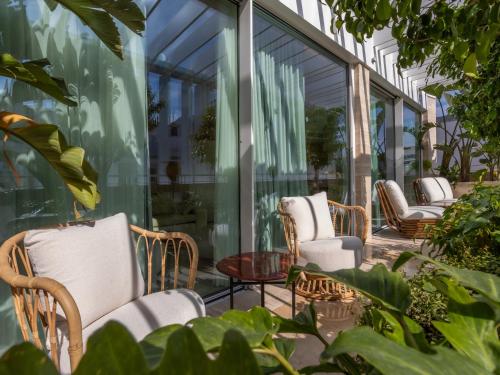 Contemporary Suite with Balcony
