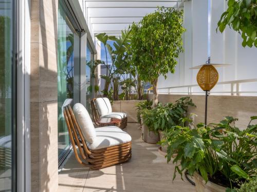Contemporary Suite with Balcony