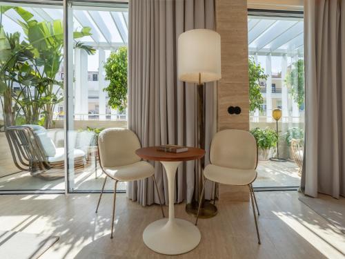 Contemporary Suite with Balcony