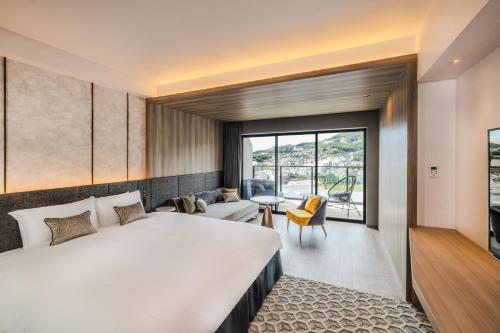 Standard King Room with Stadium View