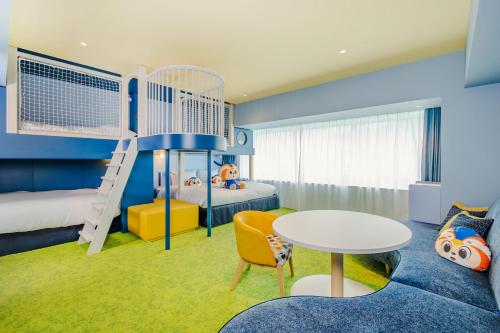 Deluxe Triple Room with City View (Vivi)