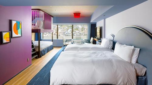 Deluxe Triple Room with City View [BEAST]