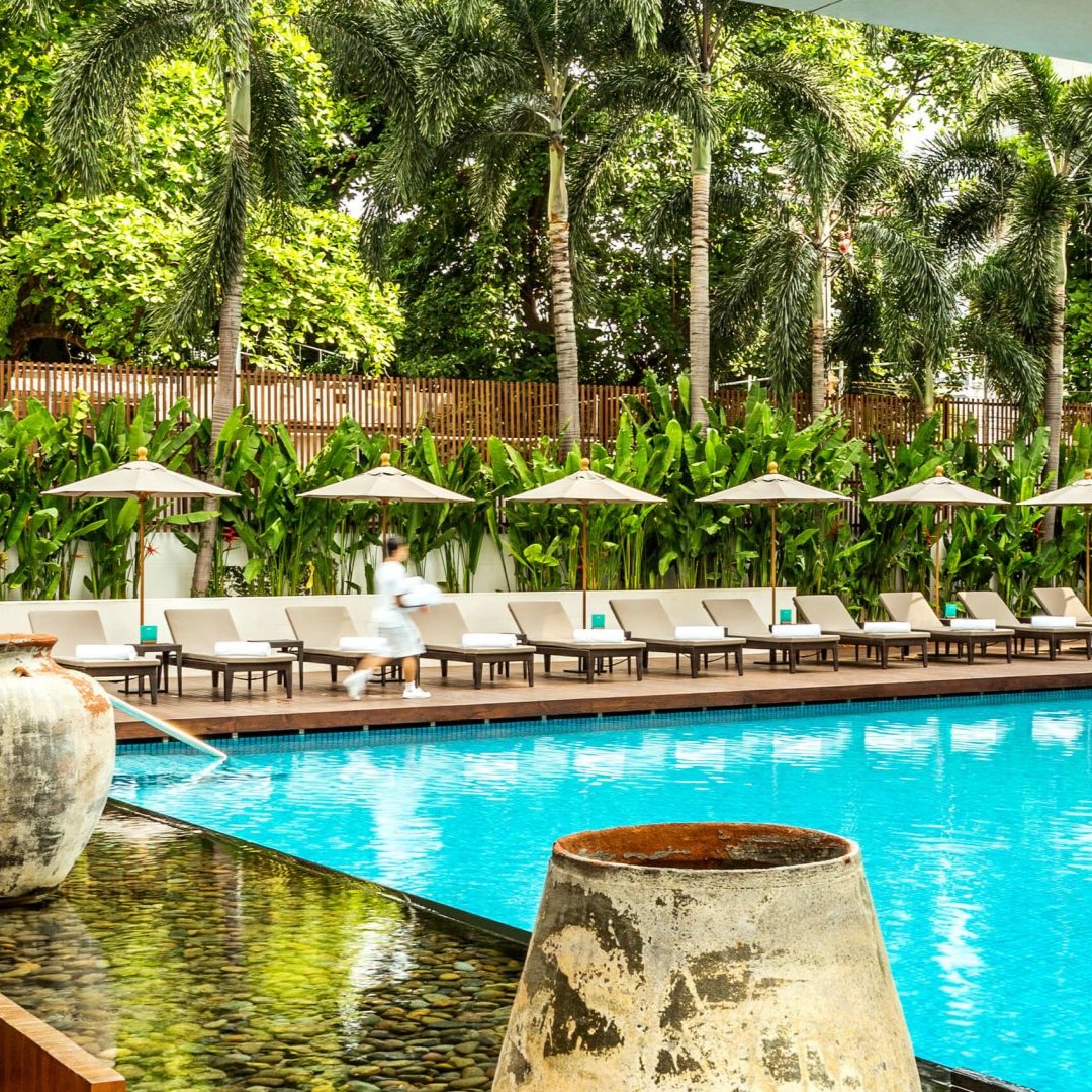 Metropolitan Room Pool View