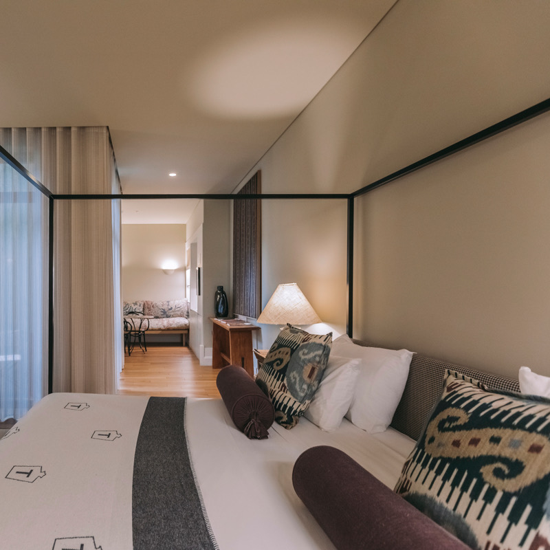 Suite with Bathtub