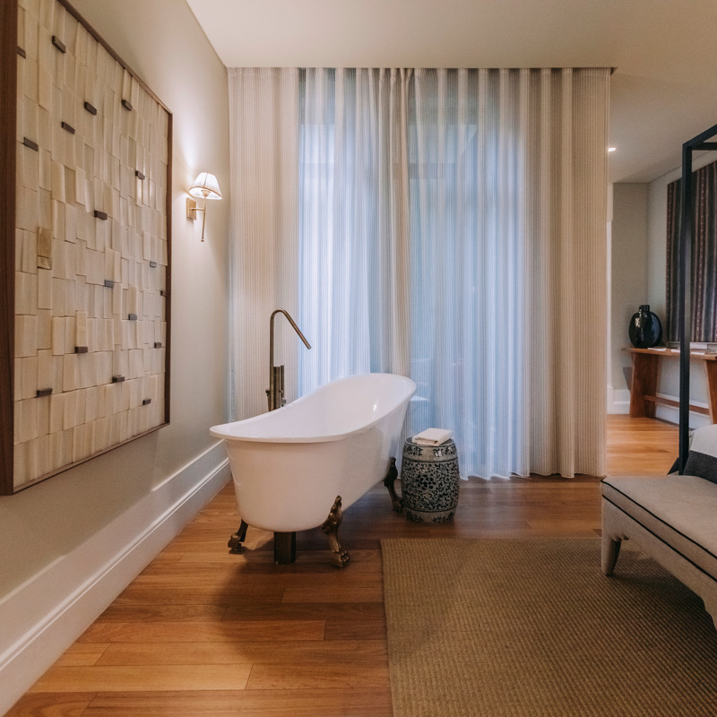 Suite with Bathtub