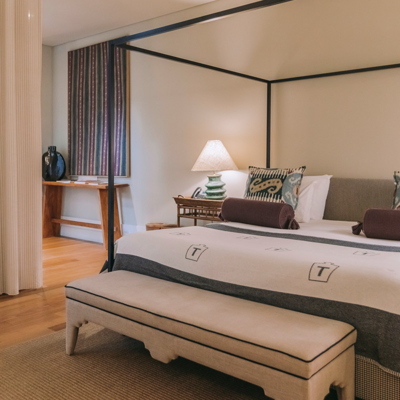 Suite with Bathtub