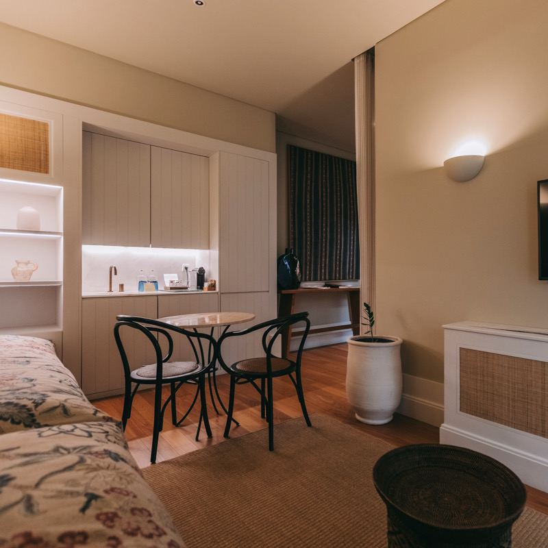 Suite with Bathtub