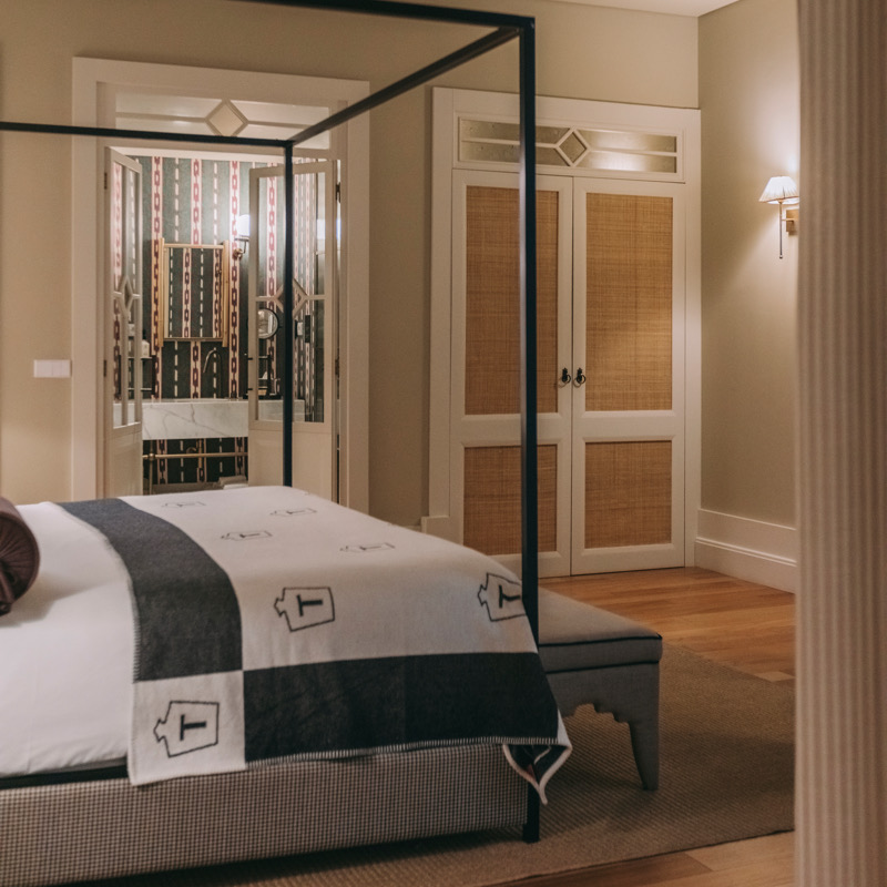 Suite with Bathtub
