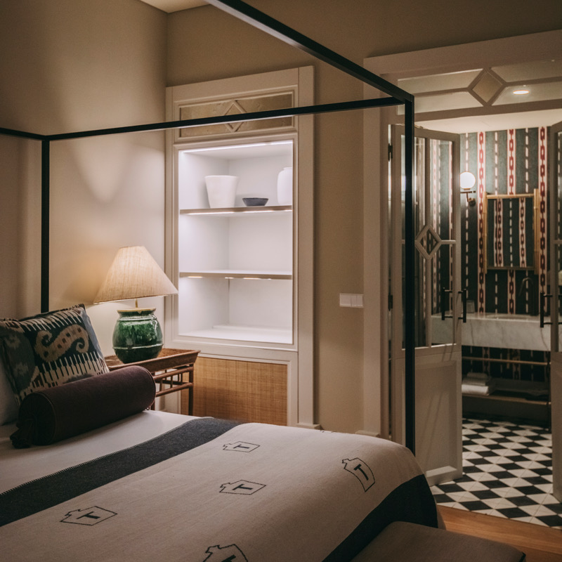 Suite with Bathtub