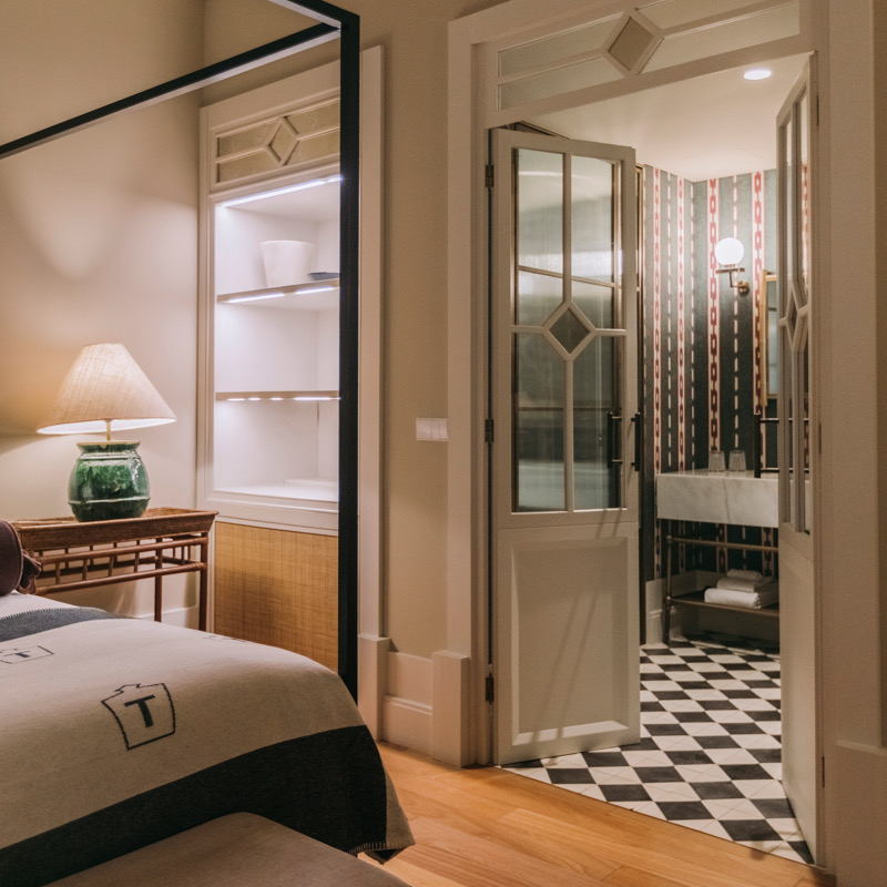 Suite with Bathtub