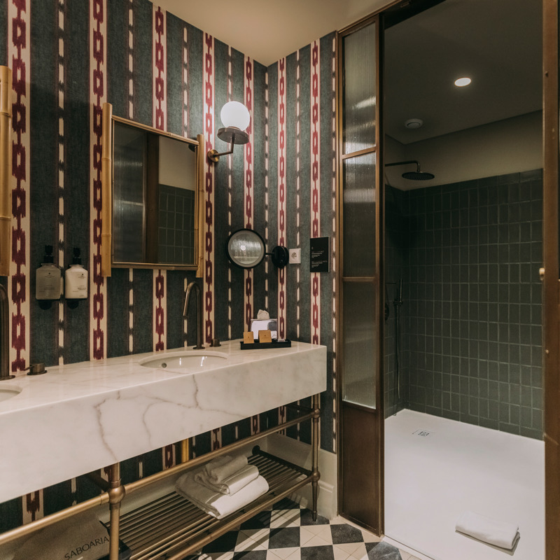 Suite with Bathtub