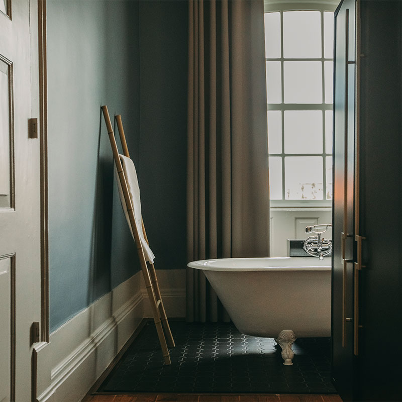 Royal with Bathtub
