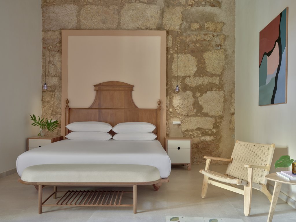 1 King Colonial Room