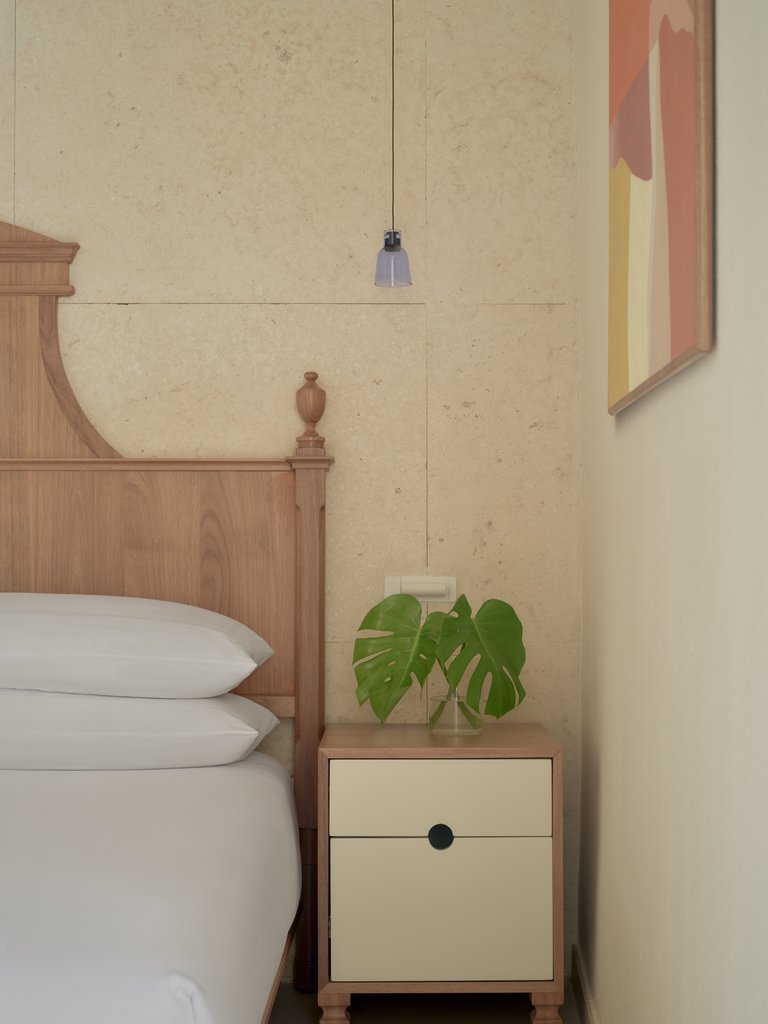 1 King Colonial Room