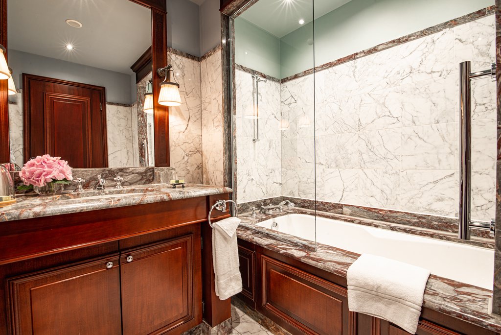 1 King Premium Separate Bath Walk In Shower